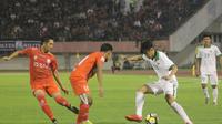 Timnas Indonesia U-19 kalah telak dari Persis Solo pada laga uji coba kontra Persis Solo di Stadion Manahan, Senin (28/5/2018). (Bola.com/Ronald Seger Prabowo)