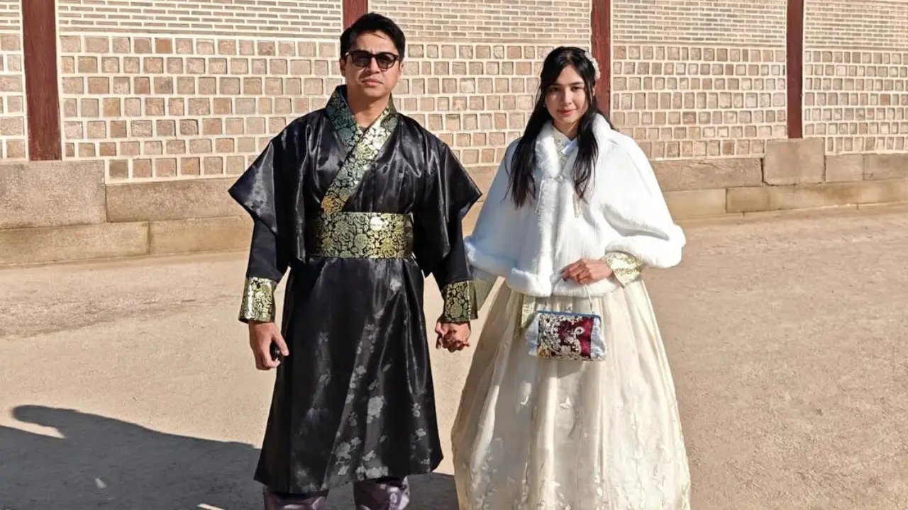 Mikha Tambayong Pakai Hanbok Bersama Deva Mahenra saat Liburan ke Korea (Foto: Instagram @miktambayong)