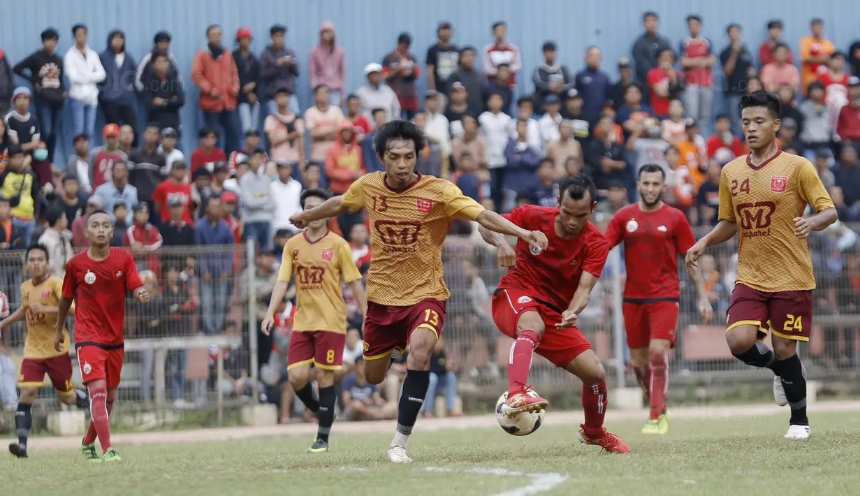 Gelandang Persija, Riko Simanjutak, berusaha melewati pemain Persika Karawang pada laga uji coba di Stadion Soemantri Brodjonegoro, Kuningan, Jakarta, Sabtu (30/12/2017). Persija menang 3-1 atas Persika. (Bola.com/M Iqbal Ichsan)