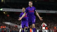 Gelandang Liverpool, James Milner, merayakan gol yang dicetaknya ke gawang Arsenal pada laga Premier League di Stadion Emirates, London, Minggu (3/11). Kedua klub bermain imbang 1-1. (AFP/Ian Kington)