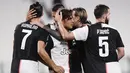 Para pemain Juventus merayakan gol yang dicetak oleh Paulo Dybala ke gawang Lecce pada laga Serie A di Stadion Allianz, Jumat (26/6/2020). Juventus menang 4-0 atas Lecce. (AP/Fabio Ferrari)