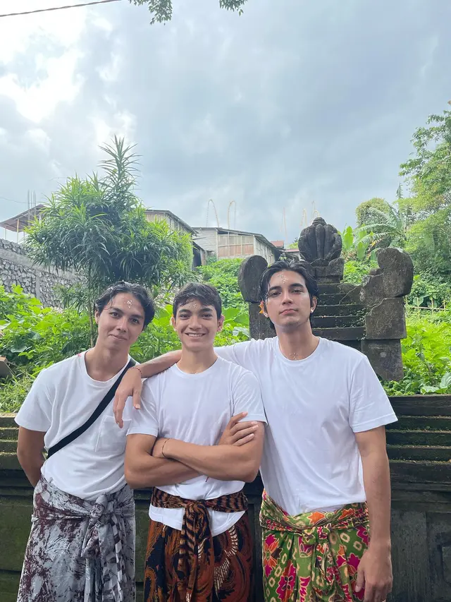6 Momen Junior Roberts Berkumpul Bersama Saudara di Bali, Tampil Kompak