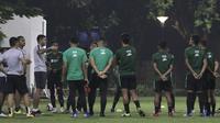 Pelatih Timnas Indonesia, Simon McMenemy, memberikan arahan saat latihan di Lapangan ABC Senayan, Jakarta, Jumat (7/6). Latihan ini persiapan jelang laga persahabatan melawan Yordania. (Bola.com/Yoppy Renato)