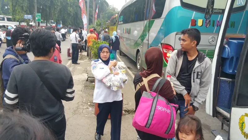 Sambut Pemudik, Kemenhub Bagikan Makanan di Terminal Kp Rambutan