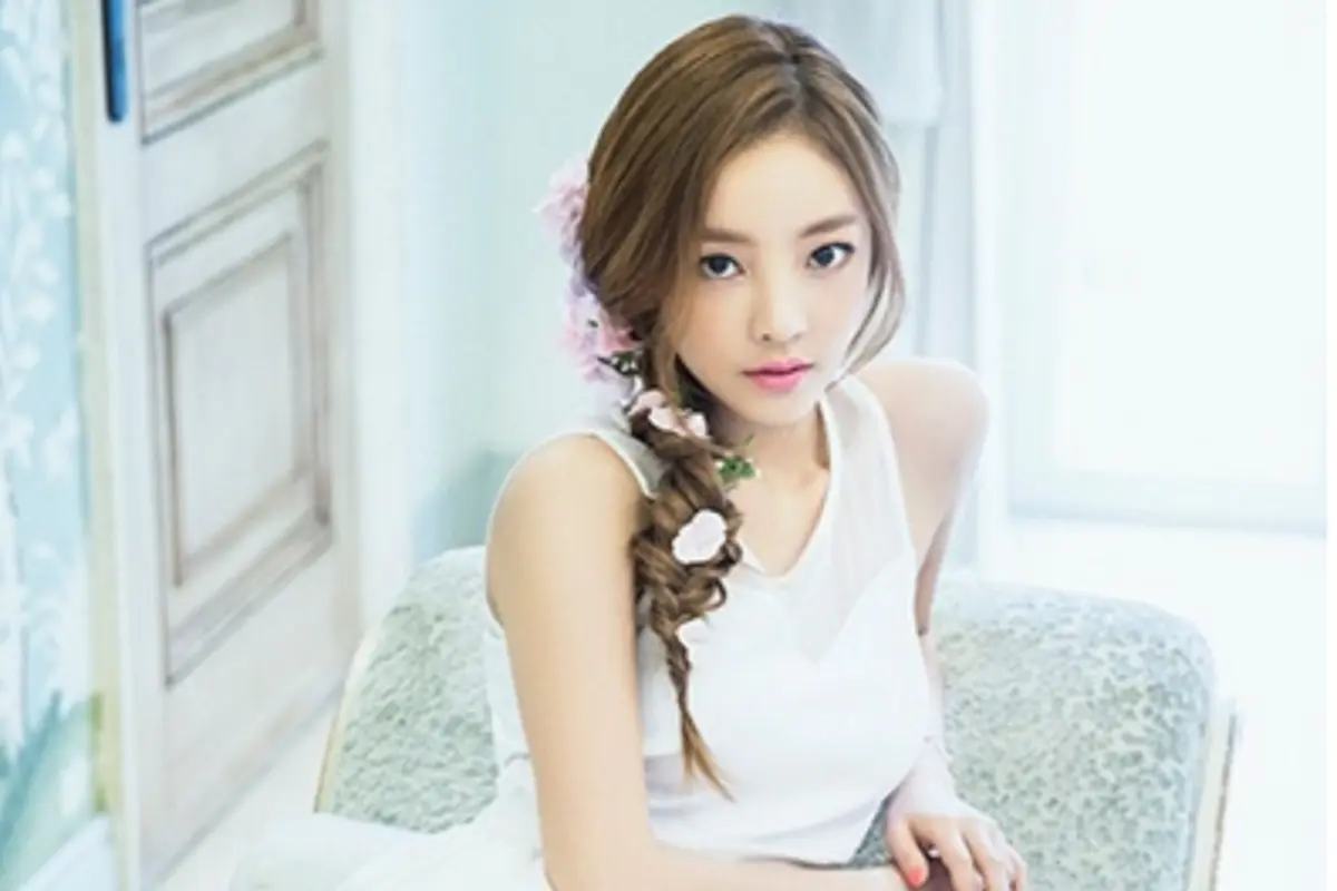 Goo Hara mengunggah fotonya dengan Sulli yang sempat menuai kontroversi.