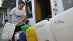 Warga membeli air bersih di Kampung Pasar Ikan Luar Batang, Penjaringan, Jakarta, Senin (28/3). Warga setempat mengaku hampir dua minggu harus membeli air bersih untuk pemenuhan kebutuhan sehari-hari. (Liputan6.com/Gempur M Surya)