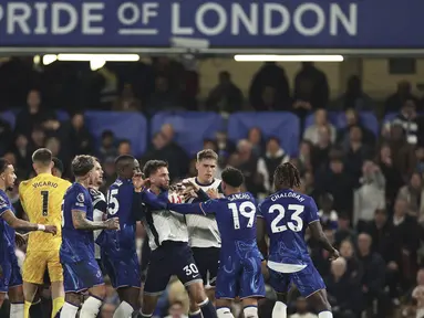 Sejumlah pemain Chelsea dan Tottenham Hotspur saling bersitegang dalam laga lanjutan Liga Inggris 2024/2025 yang berlangsung di Stamford Bridge, London, Kamis (03/04/2025) waktu setempat. (AP Photo/Ian Walton)