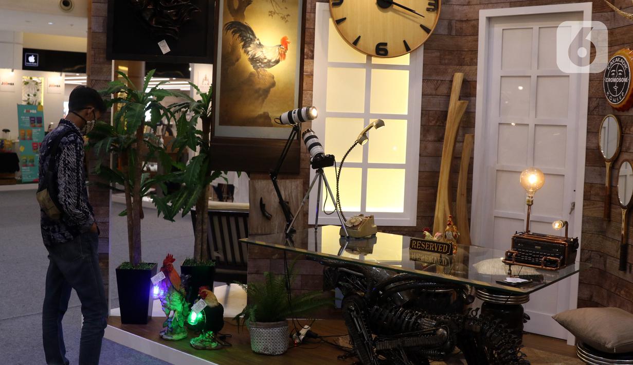Pengunjung mengamati kerajinan tangan rumahan dalam pameran Creative Culture Home di Sumarecon Mal Serpong, Tangerang, Banten, Selasa (27/10/2020). Pameran untuk membangkitkan pemulihan ekonomi ini digelar Kementerian Pariwisata dan Ekonomi Kreatif serta pengelola mal. (Liputan6.com/Angga Yuniar)