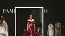 Raisa Andriana memancarkan pesona elegan saat membawakan koleksi terbaru rancangan Pamela Susanto. Ia memikat penonton yang hadir dalam balutan off-the-shoulder dress warna merah.