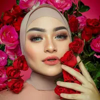 Potret terbaru Nathalie Holscher menampilkan dirinya yang sangat cantik. Dalam makeup bold bernuansa hangat dengan warna oranye dan cokelat muda yang sangat pas untuk tone kulitnya, Nathalie berpose cantik di antara dekorasi bunga mawar mewah yang menambah kesan dramatis pada penampilannya. Foto: Instagram.