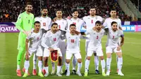 Timnas sepak bola Iran berpose untuk foto bersama sebelum pertandingan kualifikasi Piala Dunia FIFA 2026 zona Asia Grup A antara Iran dan Uzbekistan, pada 25 Maret 2025 di Teheran. (AFP)
