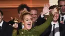 Adele tiba-tiba mematahkan satu piala Grammy miliknya saat ia memberikan sambutan kemenangan di ajang Grammy Awards 2017 di Staples Center, Los Angeles, Minggu (12/2). Adele menyebut setengah dari piala itu adalah hak Beyonce. (AFP PHOTO/ KEVIN WINTER)
