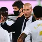 Pelatih Real Madrid, Zinedine Zidane, memberikan arahan kepada pemainnya saat menghadapi Alaves pada laga lanjutan La Liga pekan ke-35 di Stadion Alfredo di Stefano, Sabtu (11/7/2020) dini hari WIB. Real Madrid menang 2-0 atas Alaves. (AFP/Gabriel Bouys)