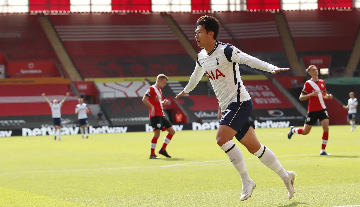 Son Heung-min. Sayap kiri Korea Selatan berusia 29 tahun yang kini menjalani musim ke-7 bersama Tottenham Hotspur ini pernah mencetak 4 gol dalam satu laga di Liga Inggris musim 2020/2021, musim ke-6 ia berseragam The Lilywhites. Momen itu terjadi di pekan ke-2 saat Spurs dijamu Southampton, 20 September 2020 dalam laga yang berakhir 5-2. Di akhir musim ia menempati posisi keempat dalam daftar top skor dengan 17 gol bersama striker Leeds United, Patrick Bamford. (AFP/Pool/Andrew Boyers)