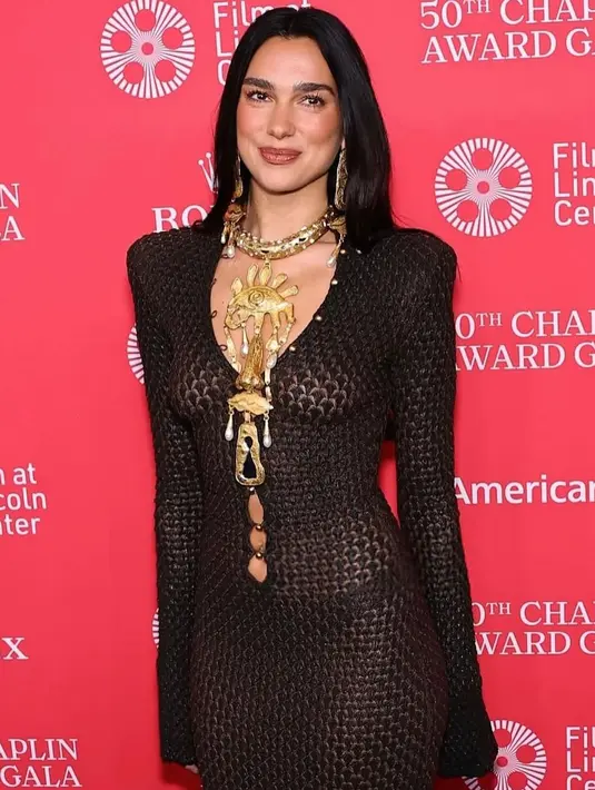 Gaun yang dikenakan Dua Lipa merupakan koleksi ready to wear Fall 2025 berwarna cokelat tua. [@dualipa]