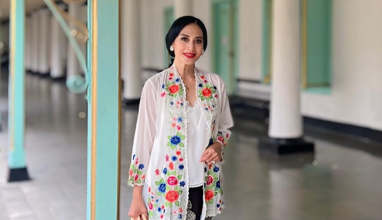 Memiliki seorang ibu yang tinggal di Solo, Diah menceritakan bahwa dirinya bersama saudara-saudaranya tinggal di Jakarta. Kini ibundanya yang sudah berusia 70 tahun masih sangat sehat dan masih bisa menyetir sendiri ketika beraktivitas. (Liputan6.com/IG/@dps_diahpermatasari)