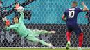 Yann Sommer tampil apik dengan melakukan sejumlah penyelamatan sepanjang laga termasuk mengagalkan sepakan penalti Kylian Mbappe. (AP/Vadim Ghirda, Pool)