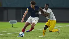 Pemain timnas Prancis, Tidiam Gomis (kiri) berebut bola dengan pemain timnas Mali pada laga semifinal Piala Dunia U-17 2023 di Stadion Manahan Solo, Jawa Tengah, Selasa (28/11/2023). (Doc. LOC WCU17/RKY)