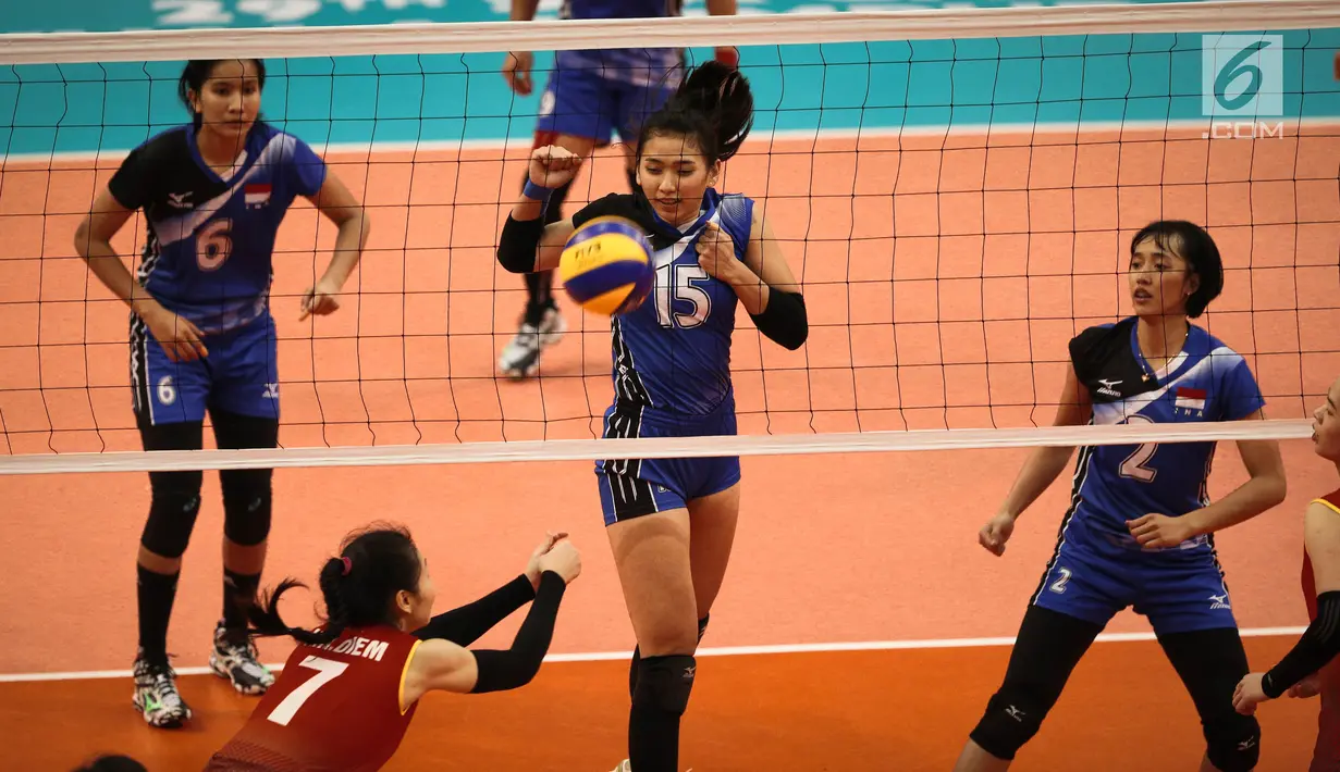 Tim voli putri Indonesia bersiap menghadang bola dari pevoli Vietnam, Ha Ngoc Diem di Hall 11 MITEC, Kuala Lumpur, Sabtu (26/8). Timnas voli putri Indonesia melangkah ke final SEA Games 2017 setelah mengalahkan Vietnam. (Liputan6.com/Faizal Fanani)