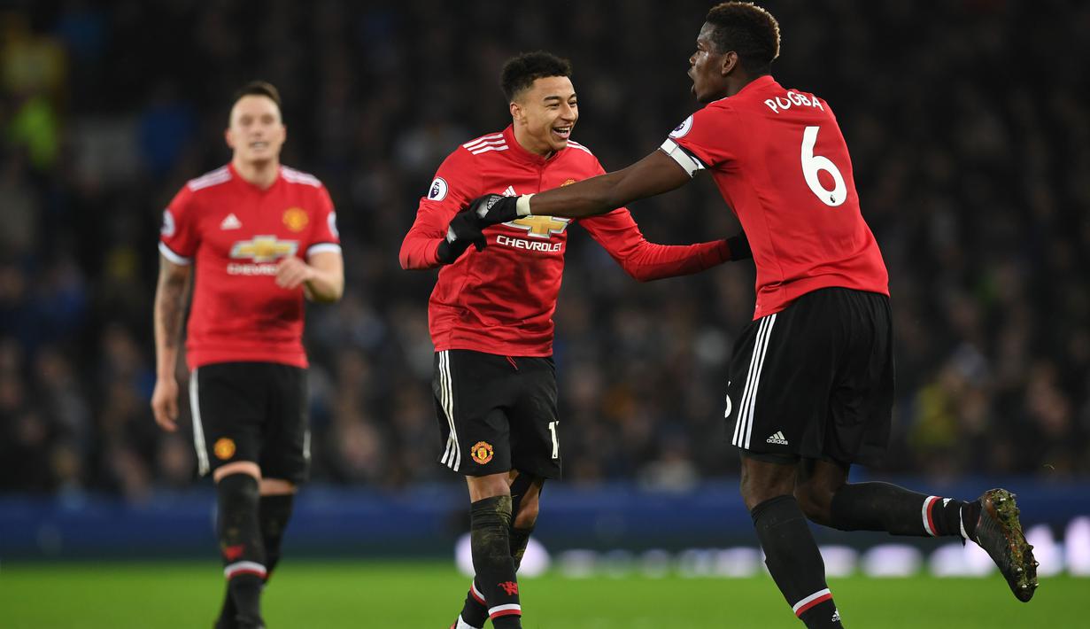 Pemain Manchester United, Jesse Lingard (tengah) merayakan gol bersama rekannya saat melawan Everton pada lanjutan Premier League di Goodison Park, Liverpool, (1/1/2018). MU menang 2-0. (AFP/Paul Ellis)
