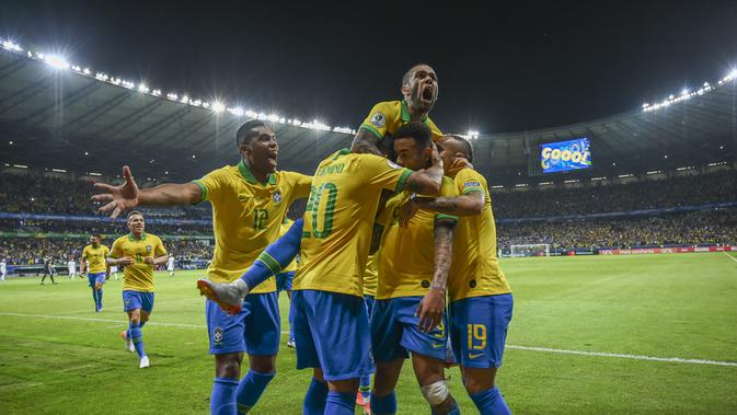 Para pemain Brasil merayakan gol yang dicetak Gabriel Jesus (dua dari kanan) ke gawang Argentina, pada semifinal Copa America 2019, di Stadion Mineirao, Belo Horizonte, Brasil, Rabu (3/7/2019) pagi WIB.  (FOTO / Pedro Ugarte)