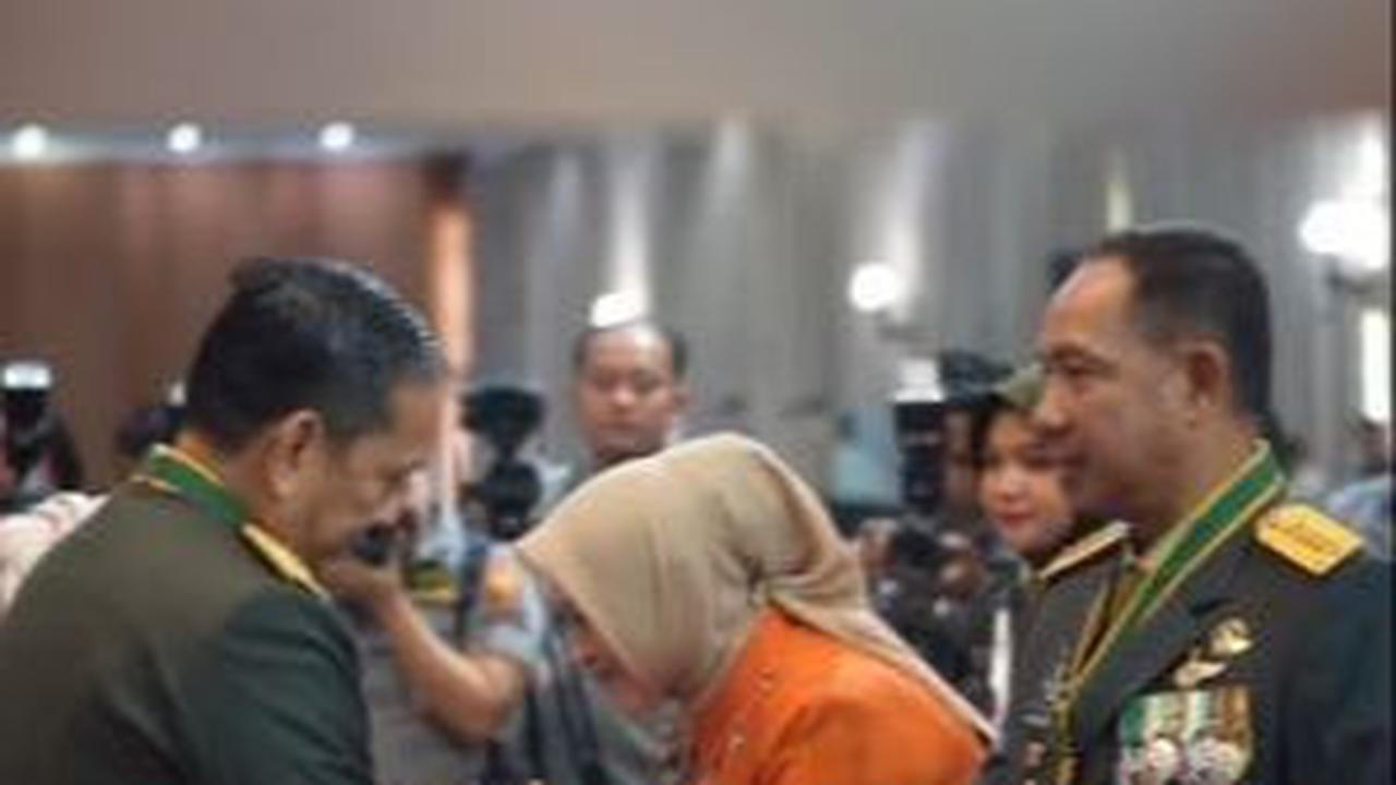 "Tentu terbayang banyak hal. Mulai dari yang ringan-ringan mengingat bau keringatnya prajurit," ujarnya. <br>