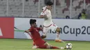 Bek Indonesia, Asnawi Mangkualam, berusaha menghadang pemain Uni Emirat Arab (UEA) pada laga AFC di SUGBK, Jakarta, Rabu (24/10/2018). Indonesia menang 1-0 atas UEA. (Bola.com/M Iqbal Ichsan)