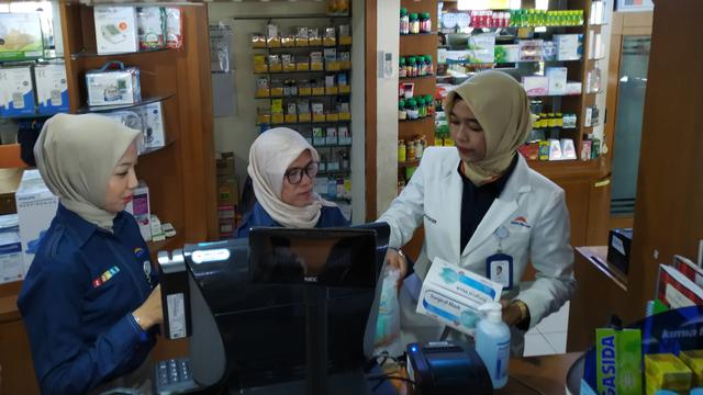 Menteri BUMN Erick Thohir memastikan apotek Kimia Farma tidak menaikan harga masker semena-mena imbas penyebaran virus Corona di Indonesia.