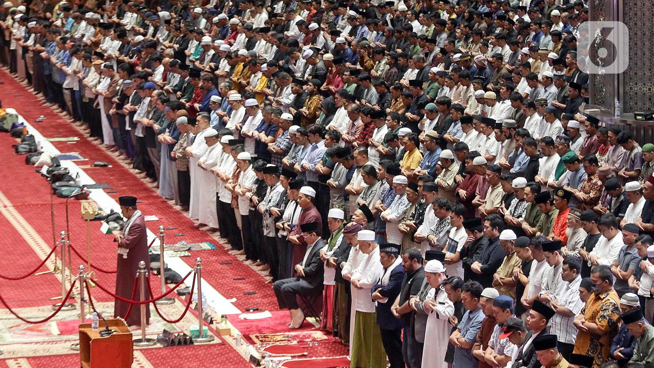 Ribuan Umat Muslim Laksanakan Tarawih Pertama Ramadan 1446 H