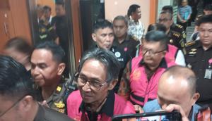 Para tersangka kasus korupsi dana bantuan bencana erupsi Gunung Ruang digiring ke Rutan Malendeng pada, Selasa (31/3/2026). (Liputan6.com/ Yoseph Ikanubun)