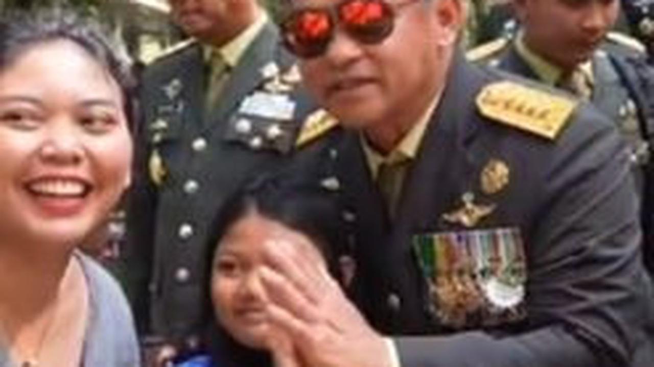 Usai berfoto, Jenderal Maruli lantas tak segan untuk mengajak tos hingga merangkul gadis cilik berbaju biru itu. Aksinya bersambut. Sang gadis cilik langsung ikut berbalas tos.
