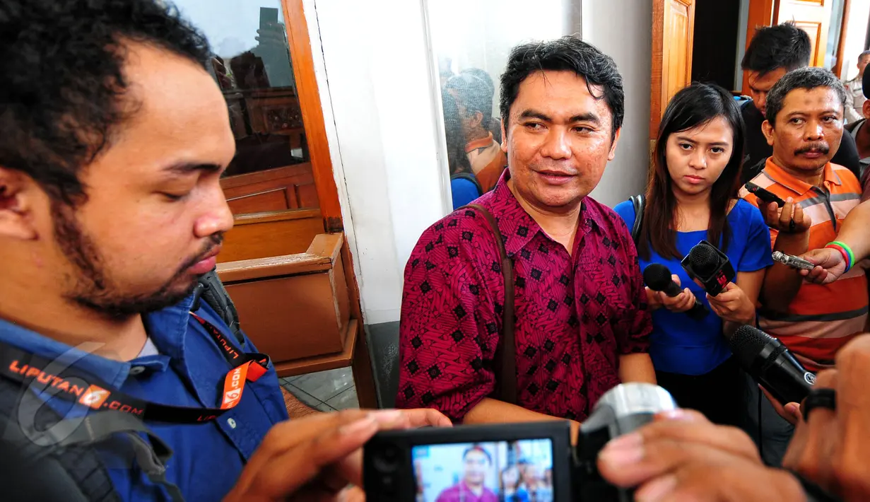 Kuasa hukum Novel Baswedan, Uli Parulian Sihombing memberikan keterangan pers usai sidang praperadilan kepada Majelis hakim, PN Jaksel, Senin (8/6/2016). Hakim Dahmiwirda mengabulkan permohonan pihak Novel Baswedan. (Liputan6.com/Yoppy Renato)