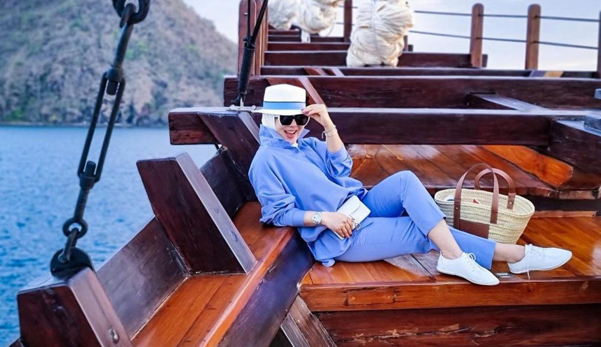 Selain mengunjungi Pulau Padar, Syahrini juga menikmati berkeliling Labuan Bajo menggunakan kapal yang mewah. Ia pun berpose manja dengan baju bernuansa biru muda. (Liputan6.com/IG/princessyahrini)