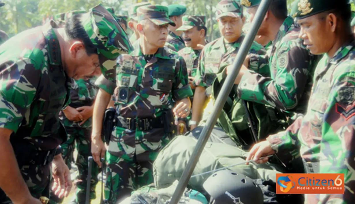 Citizen6, Depok: Pada kesempatan yang sama Panglima TNI juga mengecek kesiapan alat peralatan yang digunakan oleh prajurit PPRC TNI serta meresmikan Gedung PPRC TNI. (Pengirim: Badarudin Bakri)