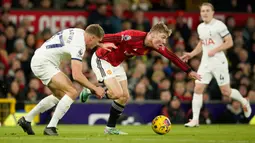 Dua gol Manchester United pada pertandingan ini dicetak Rasmus Hojlund dan Marcus Rashford. Namun, Tottenham mampu membalasnya lewat gol Richarlison serta Rodrigo Bentancur. (AP Photo/Dave Thompson)