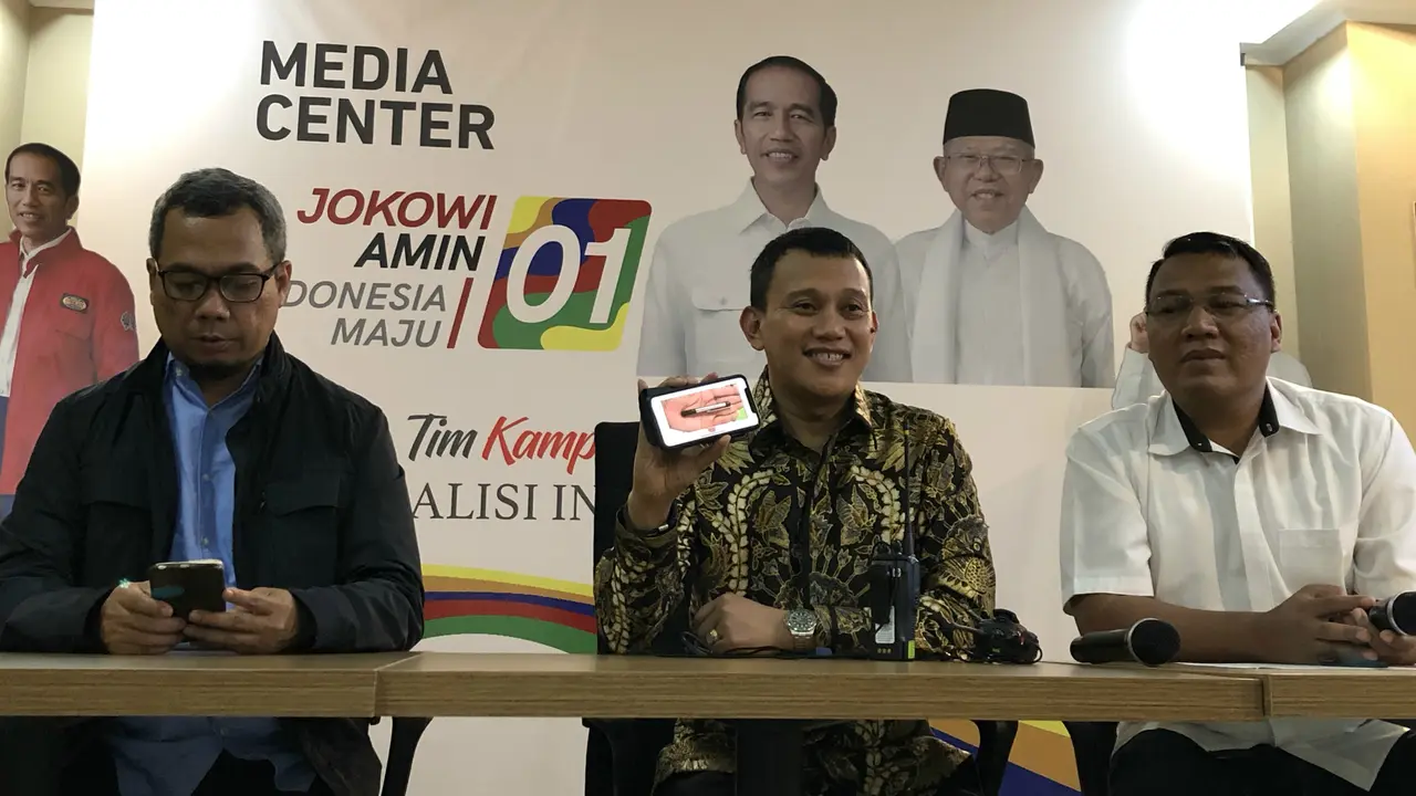 Wakil Ketua Tim Kampanye Nasional Jokowi-Ma'ruf, Abdul Kadir Karding menunjukkan pulpen yang dipakai Jokowi.
