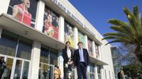 Carolina Marin (kiri), berpose bersama Walikota Huelva, Gabriel Cruz, usai meresmikan gelanggang olahraga Palacio de Deportes Carolina Marin di Kota Huelva, Spanyol, Rabu (21/12/2016). (huelva.es)