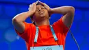 Alex Iyer (14), peserta dari Texas, bereaksi setalah sadar salah mengeja kata-kata dalam bahasa Inggris pada acara 90th Scripps National Spelling Bee di Oxon Hill, Maryland, Kamis (1/6). (AP Photo/Cliff Owen)