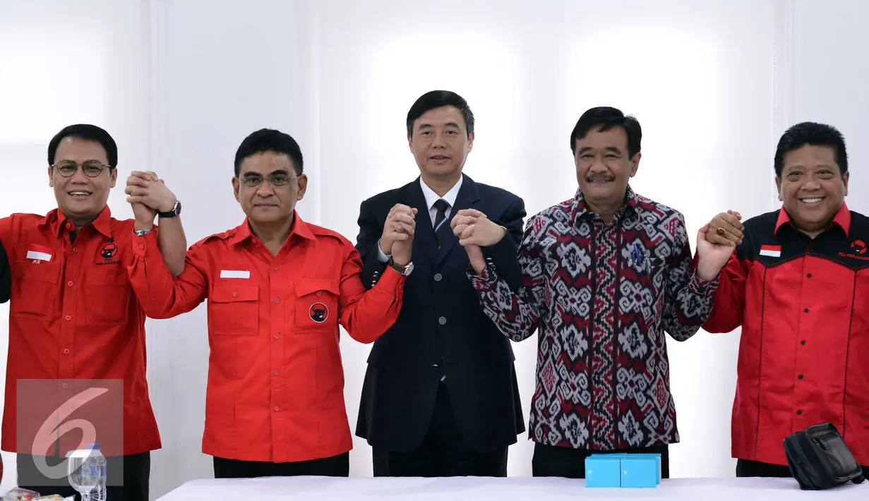 Delegasi Shenzhen berfoto bersama dengan Wagub Djarot Saiful Hidayat dan Andreas Hugo Pereira, Jakarta, Selasa (24/11). Kunjungan tersebut lanjutan dari kunjungan Ketua Umum DPP PDI Perjuangan Megawati Soekarnoputri ke Shenzen. (Liputan6.com/Helmi Afandi)