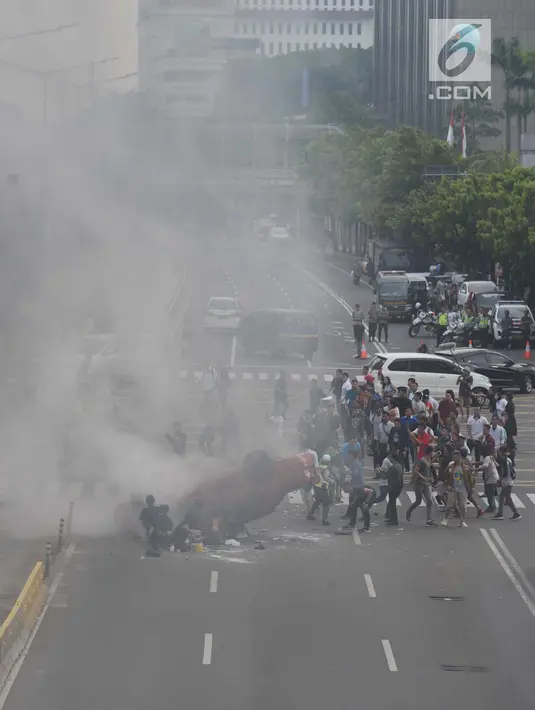 Suasana pengambilan gambar saat syuting film dokumenter di kawasan Sarinah, Jalan MH Thamrin, Jakarta Pusat, Sabtu (14/4). Untuk keperluan syuting, arus lalu lintas menuju Sarinah dan Thamrin dialihkan menuju KH Mas Mansyur. (Merdeka.com/Imam Buhori)