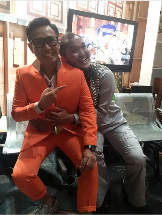 "Enggak ditipu kan sama Eko?" tanya Eko. "Alhamdulillah kita kemauan sendiri (kembali berjoget) karena jiwa kita jiwa entertain.Alhamdulillah bisa gabung sama Mas Eko, semoga acaranya berkah, bisa jadi pahala.Amin," kata Caisar. (Instagram/ekopatriosuper)