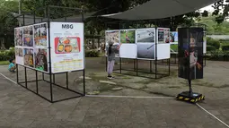 Bertajuk Haluan Merah Putih, pameran karya jurnalistik sebagai upaya menghadirkan informasi publik di ruang terbuka, kegiatan ini terbuka untuk umum dan berlangsung hingga 1 Januari 2026. Tampak dalam foto, pengunjung menyaksikan karya foto jurnalistik dalam pameran Haluan Merah Putih Roadshow yang digelar di Selasar Kantin Taman Margasatwa Ragunan, Jakarta Selatan, Rabu (24/12/2025). (merdeka.com/magang/Rendi Saputra)