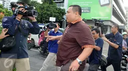 Anggota Komisi V DPR F-PKB, Fathan Subchi menghindari awak media usai pemeriksaan sebagai saksi terkait kasus Damayanti Wisnu Putranti, di KPK, Jakarta, Kamis (25/2). Fathan diperiksa sebagai saksi untuk tersangka Abdul Khoir (Liputan6.com/Helmi Afandi)