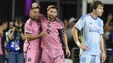 Pemain Inter Miami, Jordi Alba (kiri) melakukan selebrasi bersama Lionel Messi setelah mencetak gol kemenangan timnya ke gawang Atlanta United pada laga leg pertama semifinal Wilayah Timur Piala Major League Soccer (MLS) Amerika yang berlangsung di Chase Stadium, Fort Lauderdale, Florida, Sabtu (26/10/2024) WIB. (AP Photo/Lynne Sladky)