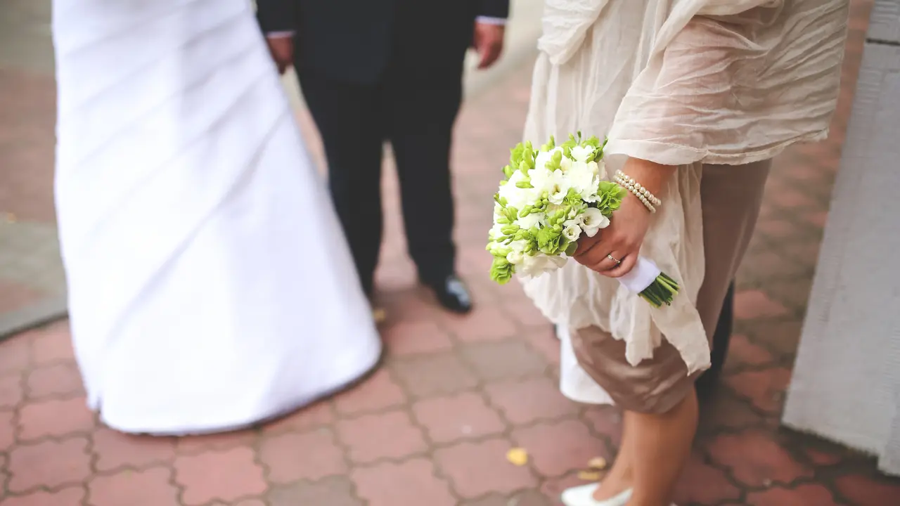 [Bintang] Datang ke Nikahan Mantan Pacar, Perempuan Ini Kenakan Gaun Pengantin dan Mengamuk