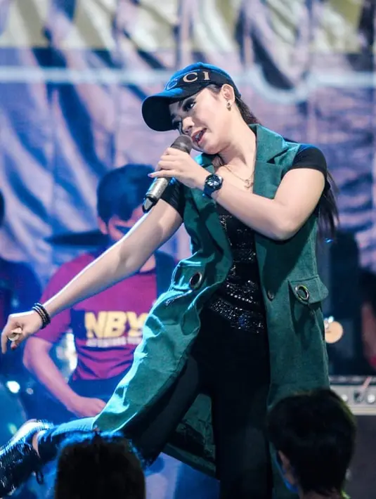 Ratna Antika dikenal identik dengan berpenampilan tomboy. Jika kebanyakan penyanyi dangdut mengenakan gaun saat tampil di atas panggung, Ratna justru lebih sering mengenakan setelan kaos berompi yang dipadukan dengan celana jeans (Liputan6.com/IG/@ratnaantikamonata_rafcreal_new)