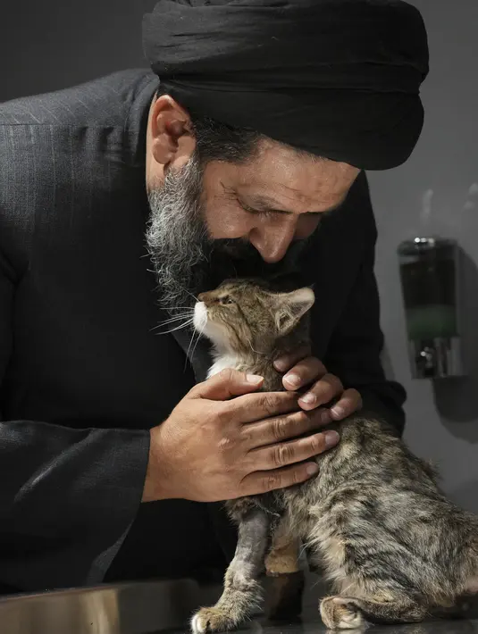 Tabatabaei mengunggah secara teratur - kepada lebih dari 80.000 pengikutnya - kisah-kisah memilukan tentang anjing-anjing yang dilecehkan dan ditelantarkan yang ia rawat di tempat penampungannya. (AP Photo/Vahid Salemi)