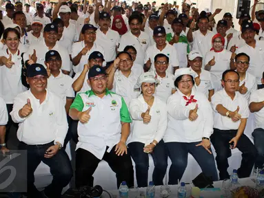 Menteri BUMN Rini Soemarno (Tengah) bersama Menteri LHK Siti Nurbaya (Kanan), Gubernur Jawa Barat Ahmad Heryawan (Kiri) berfoto dengan peserta dari jajaran direktur utama BUMN dan pejabat kementerian terkait Cikampek, Sabtu (26/03). (Biro Humas KLHK/tbz)