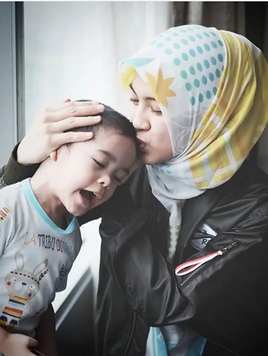 Sebagai ibu dengan dua orang anak, Alyssa Soebandono membalas akun tersebut dengan kata bijak. Rasa syukur saat pertama dikaruniai momongan. Terlebih lahir dengan sempurna. (Instagram/ichasoebandono)