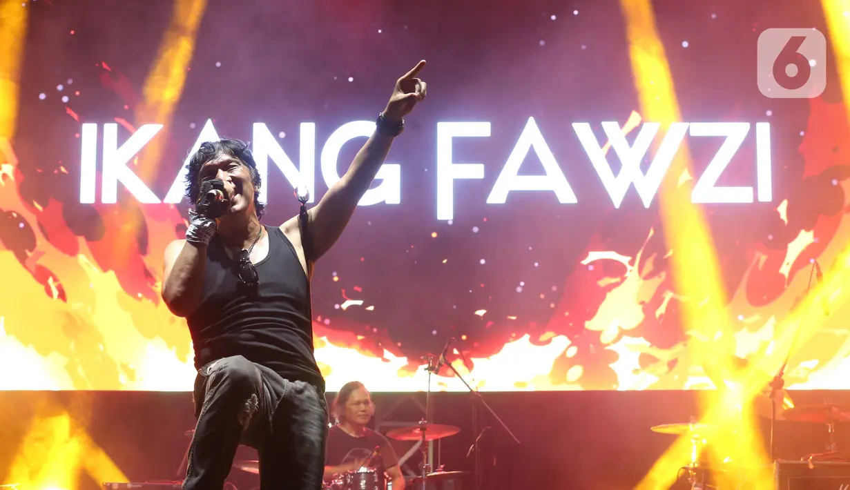 Penampilan Ikang Fawzi menghapus kerinduan penggemarnya yang memadati area Rock Legends Festival. (Liputan6.com/Helmi Fithriansyah)